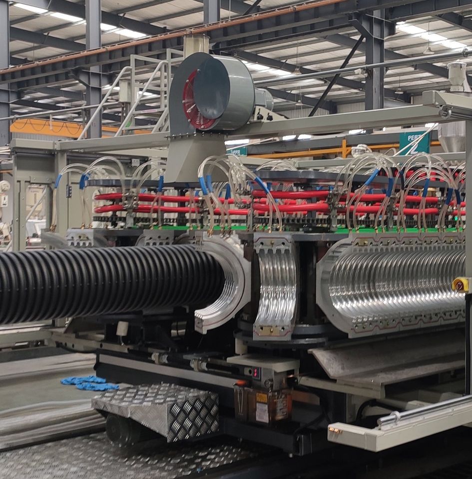 PE-buis met een diameter van 800 MM. Machine voor het maken van PE-buizen