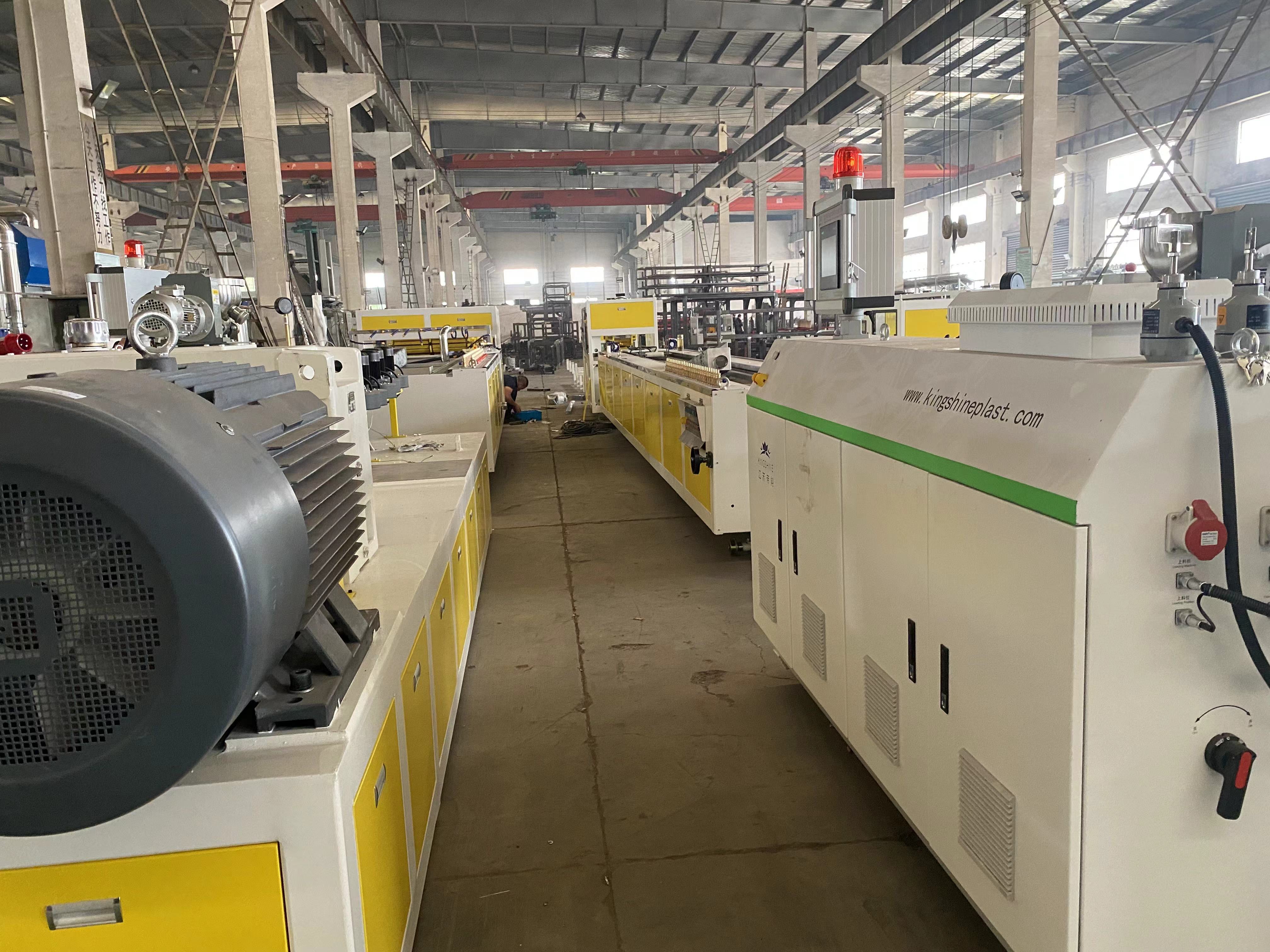 Samenstelling van hulpapparatuur van de extruderproductielijn